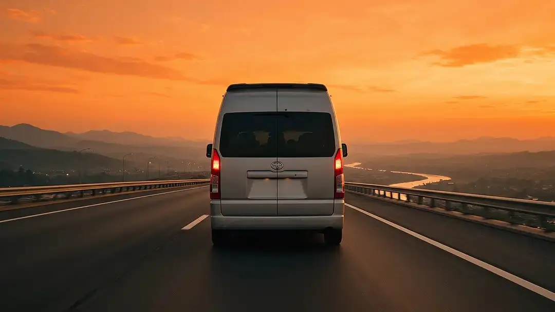 Rombongan menyewa mobil charter untuk wisata