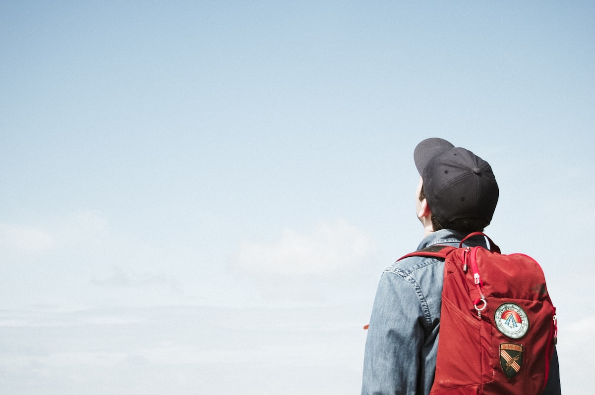 Perbandingan layanan travel regular dan private charter